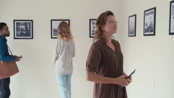 Media Lungo Colpo Donna Guardando Mostra Fotografica Galleria Arte Scattare — Video Stock