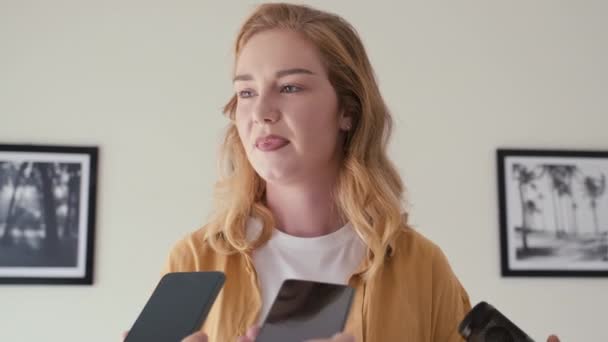 Fiatal Vidám Női Művész Beszél Mikrofonokba Miközben Interjút Újságíróknak Galériában — Stock videók