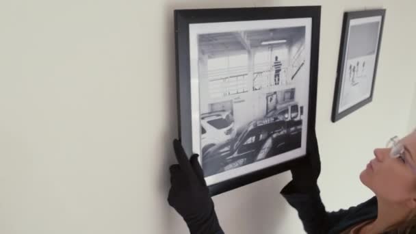 Hoge Hoek Shot Van Vrouwelijke Galerie Curator Handschoenen Opknoping Ingelijste — Stockvideo