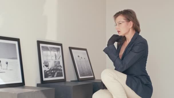 Doświadczona Kuratorka Galerii Kobiet Rękawiczkach Dobierająca Grafikę Oprawiająca Ramę Ścianę — Wideo stockowe