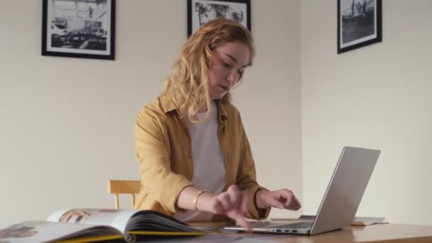 Mediumfoto Kvinnliga Gallerichef Undersöka Tryckta Bilden Och Skriva Bärbar Dator — Stockvideo