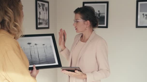 Μεσαία Φωτογραφία Της Επιμελήτριας Γκαλερί Γυναικών Χρησιμοποιώντας Ψηφιακό Tablet Και — Αρχείο Βίντεο