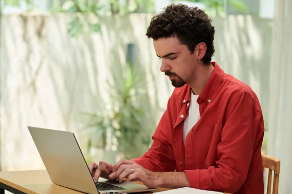 Man Klarröd Skjorta Arbetar Laptop Soligt Kontor — Stockfoto