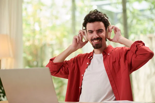 Portrait Homme Joyeux Écoutant Podcast Livre Audio Lorsqu Travaille Sur — Photo
