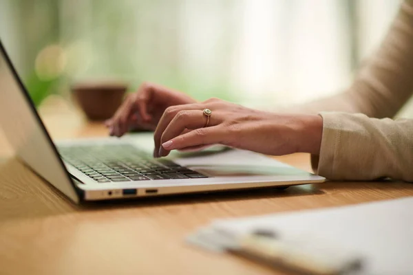 Dłonie Kobiety Piszącej Laptopie Koncepcja Komunikacji Online — Zdjęcie stockowe