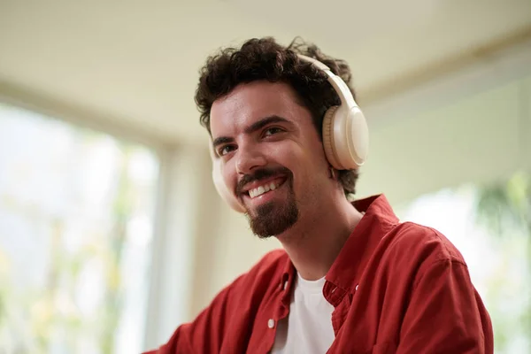 Πορτρέτο Του Χαρούμενου Προγραμματιστή Που Ακούει Μουσική Όταν Εργάζεται Από — Φωτογραφία Αρχείου