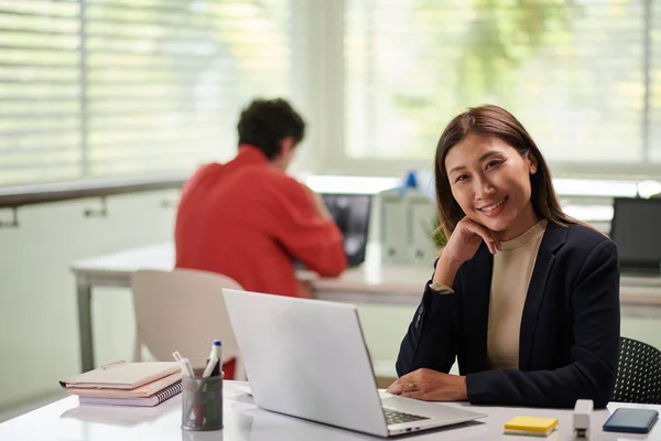 Portret Uśmiechniętej Kobiety Przedsiębiorcy Siedzącej Przy Biurku Otwartym Laptopem — Zdjęcie stockowe