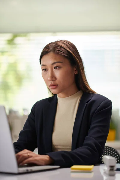 Koncentrerad Kvinnlig Entreprenör Som Arbetar Laptop Kontoret Kontrollerar Dokument Och — Stockfoto