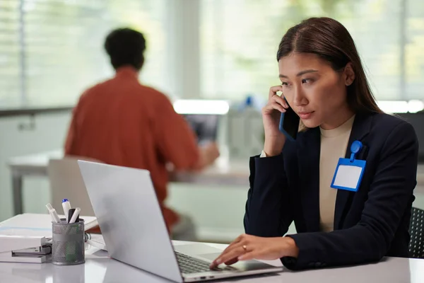 Joven Empresaria Seria Respondiendo Una Llamada Telefónica Compañero Trabajo Cliente —  Fotos de Stock