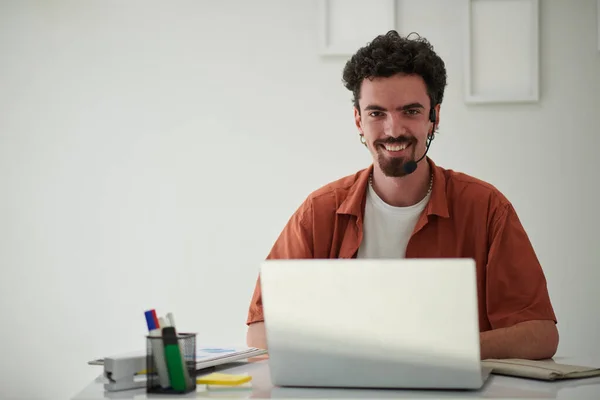 Porträt Eines Glücklichen Startupfers Der Büro Laptop Arbeitet — Stockfoto