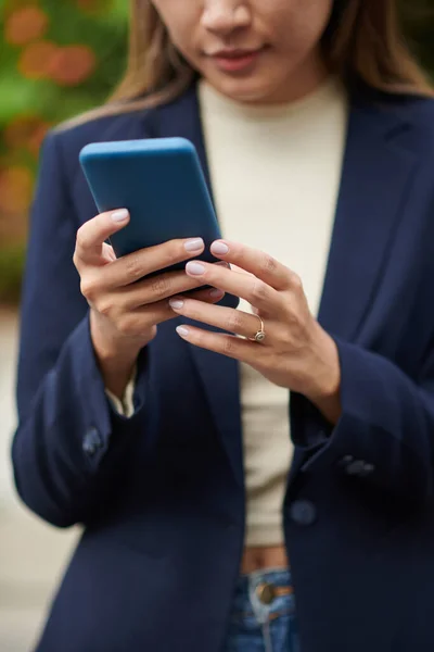 Smartphone Gepflegten Händen Einer Unternehmerin — Stockfoto