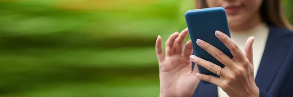 Kadınlarının Mesajlaştığı Akıllı Telefondan Mobil Uygulama Kullandığı Pankart — Stok fotoğraf