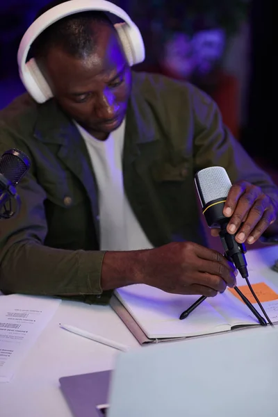 Hombre Negro Instalando Micrófono Antes Grabar Podcast Para Redes Sociales — Foto de Stock