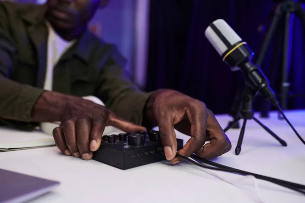 Podcaster Elleri Yükselticiye Kablo Yerleştiriyor — Stok fotoğraf