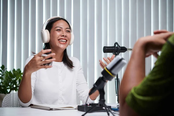 Νεαρή Γυναίκα Γελάει Όταν Μιλάει Στον Καλεσμένο Του Podcast Της — Φωτογραφία Αρχείου