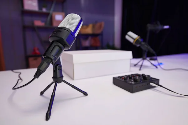 ブロガーの撮影スタジオでテーブル上の録音機器 — ストック写真