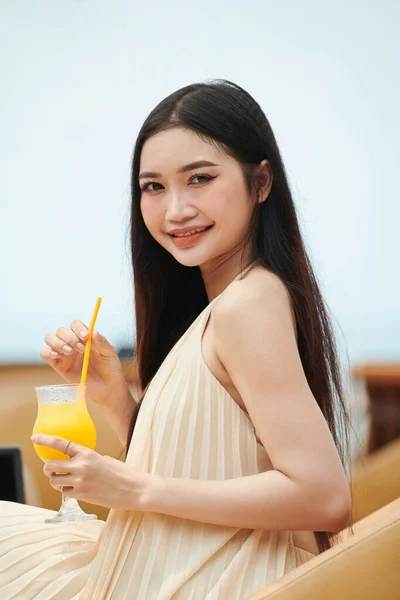 Portrait Happy Young Asian Woman Holding Glass Fresh Juice — Stock Photo, Image