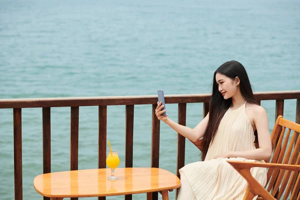 Young Woman Taking Selfie Balcony Beach Hotel — Stock Photo, Image