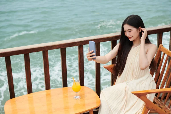 Mujer Joven Metiendo Pelo Detrás Oreja Cuando Toma Selfie Balneario —  Fotos de Stock