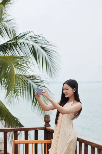 Happy Young Woman Filming Vacations Vlog Her Social Media — Stock Photo, Image