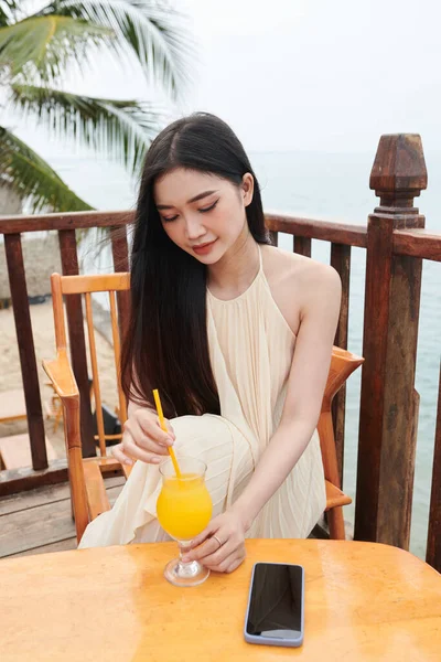 Mujer Joven Vestido Verano Bebiendo Cóctel Frutas Mesa Restaurante Playa —  Fotos de Stock