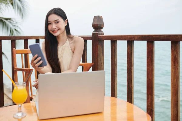 Portrait Joyful Young Businesswoman Working Laptop Coastal Restaurant — Stock Photo, Image