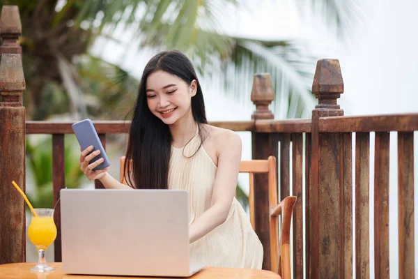 Smiling Young Woman Working Laptop Coastal Cafe — Stock Photo, Image