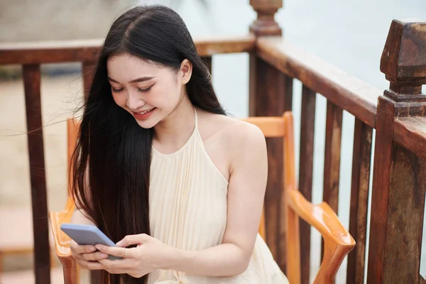 Cheerful Young Woman Answering Text Messages Friends Boyfriend — Stock Photo, Image