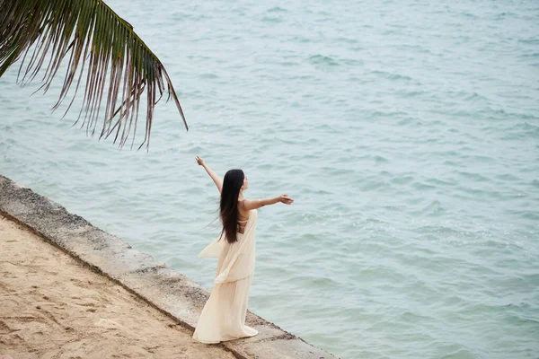 Mujer Joven Vestido Seda Larga Disfrutando Brisa Del Mar — Foto de Stock