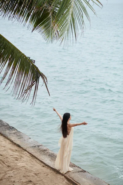 Mujer Joven Extendiendo Los Brazos Cuando Está Pie Playa Disfrutando — Foto de Stock