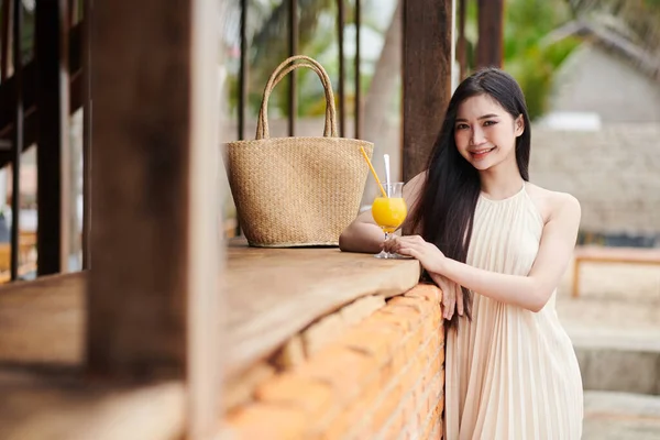 Sonriente Joven Asiática Mujer Ordenó Cóctel Frutas Bar Playa — Foto de Stock
