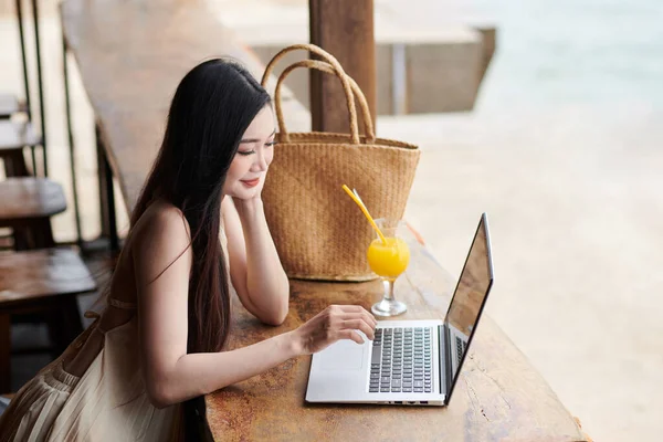 Young Woman Sitting Beach Bar Counter Checking Mails Laptop — Stock Photo, Image