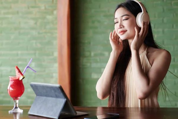 Mujer Joven Sonriente Disfrutando Buena Música Los Auriculares —  Fotos de Stock