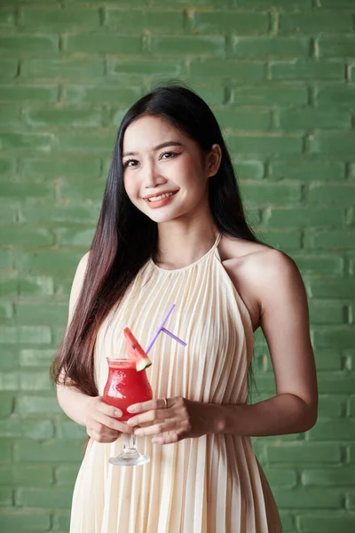 Πορτρέτο Του Χαμογελαστού Νεαρή Βιετναμέζα Γυναίκα Ένα Ποτήρι Κρύο Κοκτέιλ — Φωτογραφία Αρχείου