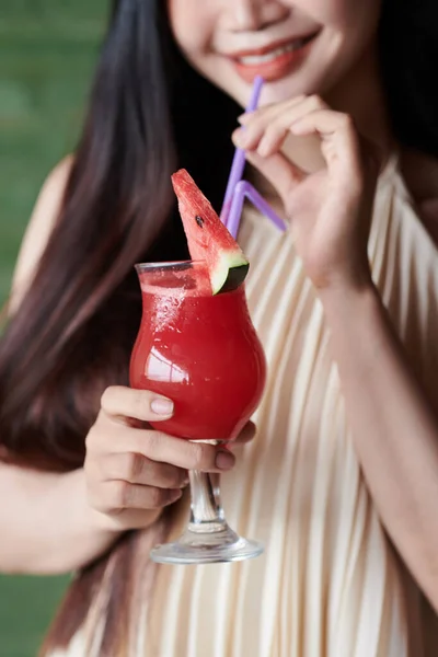 Beskuren Bild Ung Kvinna Smuttar Uppfriskande Vattenmelon Cocktail — Stockfoto