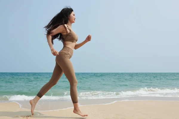 Ajuste Joven Mujer Corriendo Playa Por Mañana — Foto de Stock