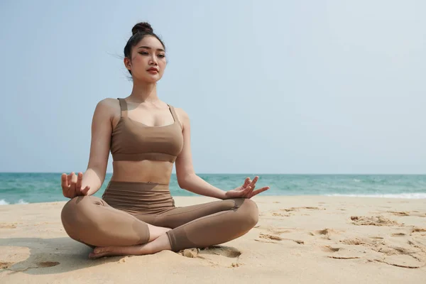 Ung Asiatisk Kvinna Mediterar Lotusställning Solig Strand — Stockfoto