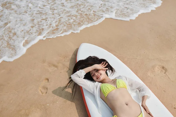 Sonriente Joven Mujer Relajándose Supboard Disfrutando Los Rayos Del Sol — Foto de Stock