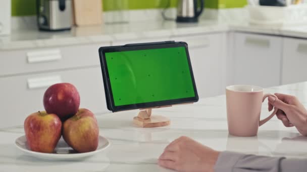 Közelkép Vállára Lövés Konyhában Teát Iszik Előtt Digitális Tabletta Zöld — Stock videók