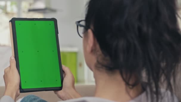 Közelkép Egy Nőről Aki Digitális Tablettát Tart Zöld Krómkulcsos Képernyővel — Stock videók