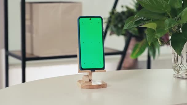 Gros Plan Smartphone Avec Écran Chromatique Vert Sur Pied Bois — Video