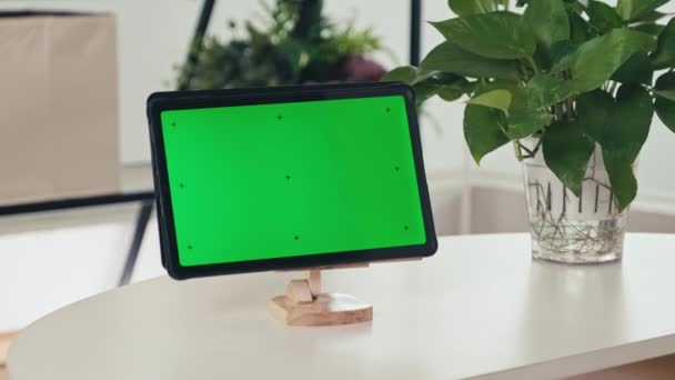 Κοντινό Πλάνο Του Ψηφιακού Tablet Πράσινο Chroma Οθόνη Κλειδί Ξύλινο — Αρχείο Βίντεο