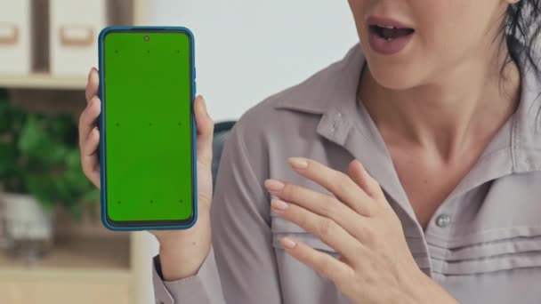 Gros Plan Femme Présentant Une Application Sur Smartphone Avec Écran — Video