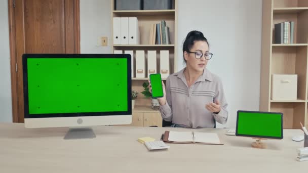 Közepes Lövés Fiatal Bemutató Szoftver Számítógépen Okostelefon Digitális Tabletta Zöld — Stock videók