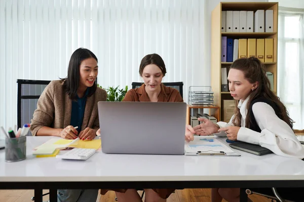Três Mulheres Negócios Sentadas Mesa Frente Laptop Discutindo Projeto Line — Fotografia de Stock