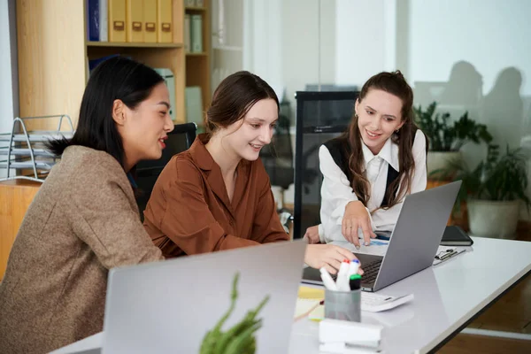 Group Colleagues Discussing Online Presentation Laptop While Sitting Together Table — Stock Photo, Image