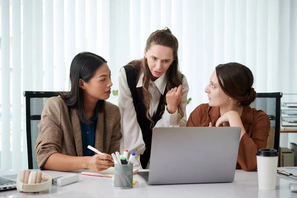 Group Business Colleagues Discussing Online Project Laptop Meeting Office — Stock Photo, Image