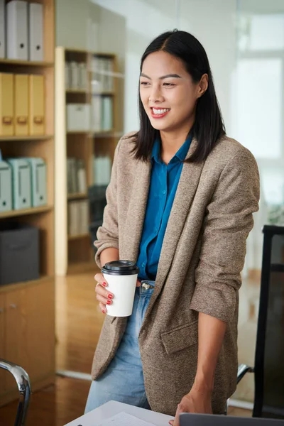 Κάθετη Εικόνα Του Χαμογελαστού Νεαρή Επιχειρηματίας Πίνοντας Καφέ Ενώ Στέκεται — Φωτογραφία Αρχείου