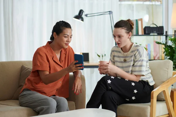Jovens Mulheres Fazendo Videochamada Smartphone Enquanto Sentam Sofá Sala Estar — Fotografia de Stock