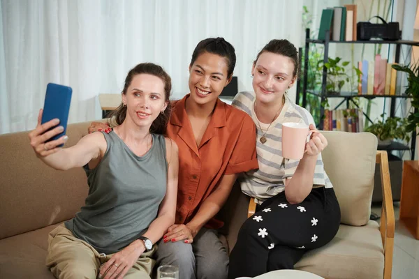 Happy Friends Making Selfie Portrait Smartphone While Sitting Sofa Living — Stok Foto